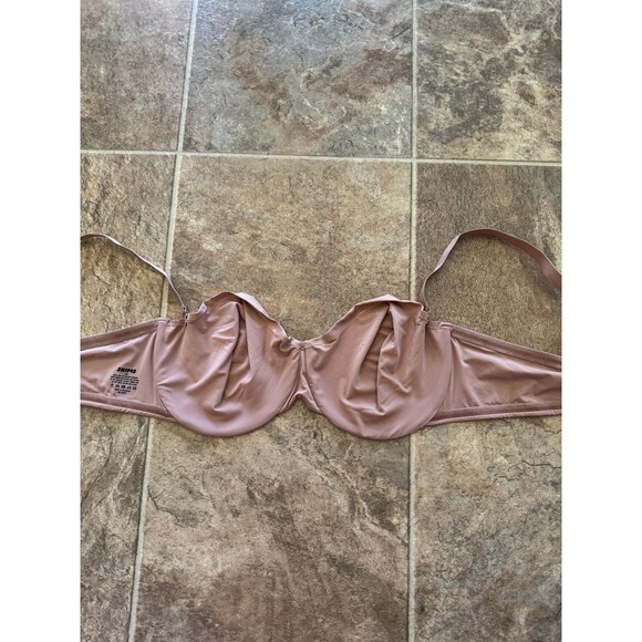 Skims Smoothing Intimates Unlined Strapless Bra Sienna
Size 44C - Picture 10 of 12